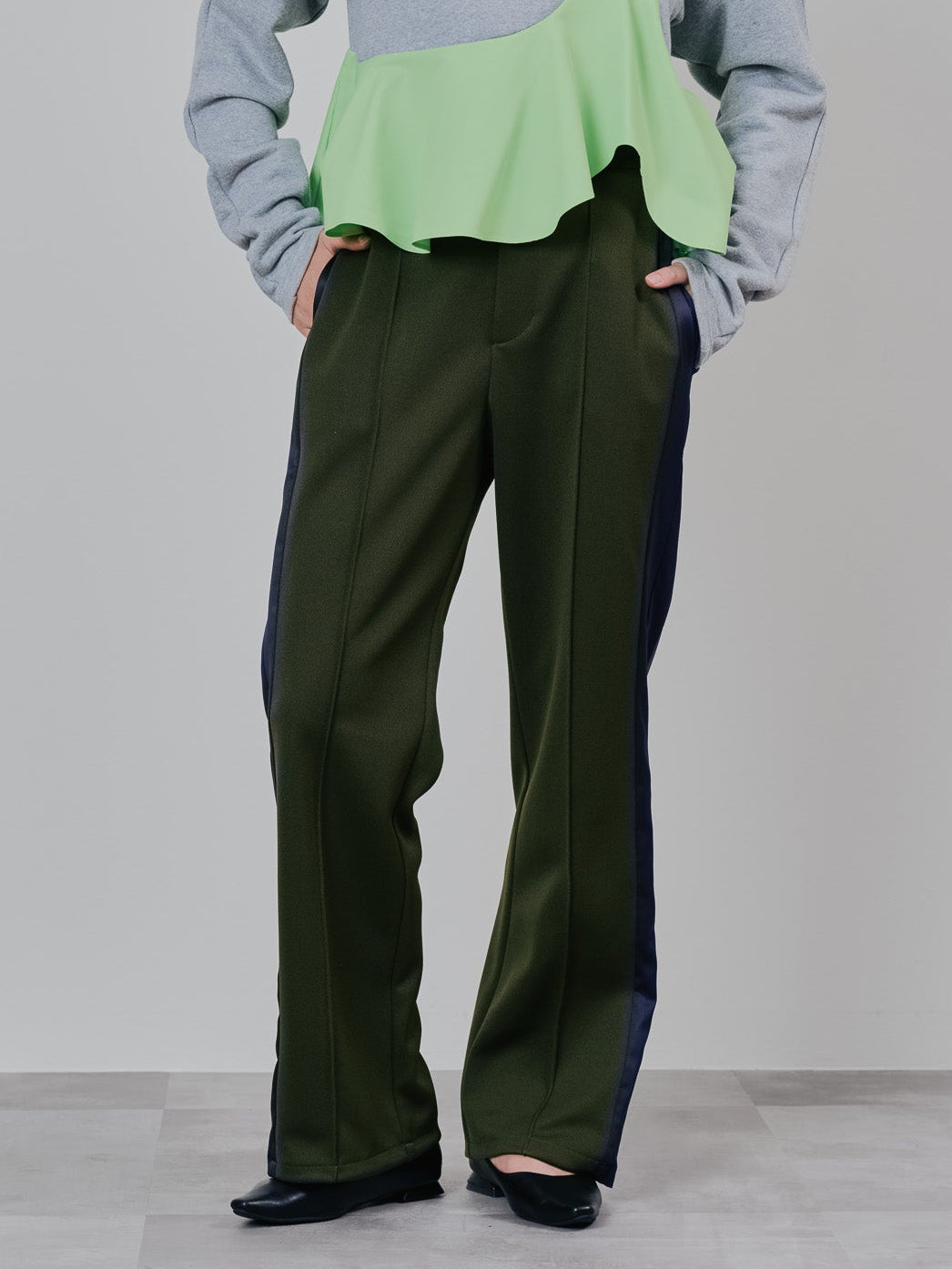 【予約商品】配色サイドライントラックパンツ [603340] khaki