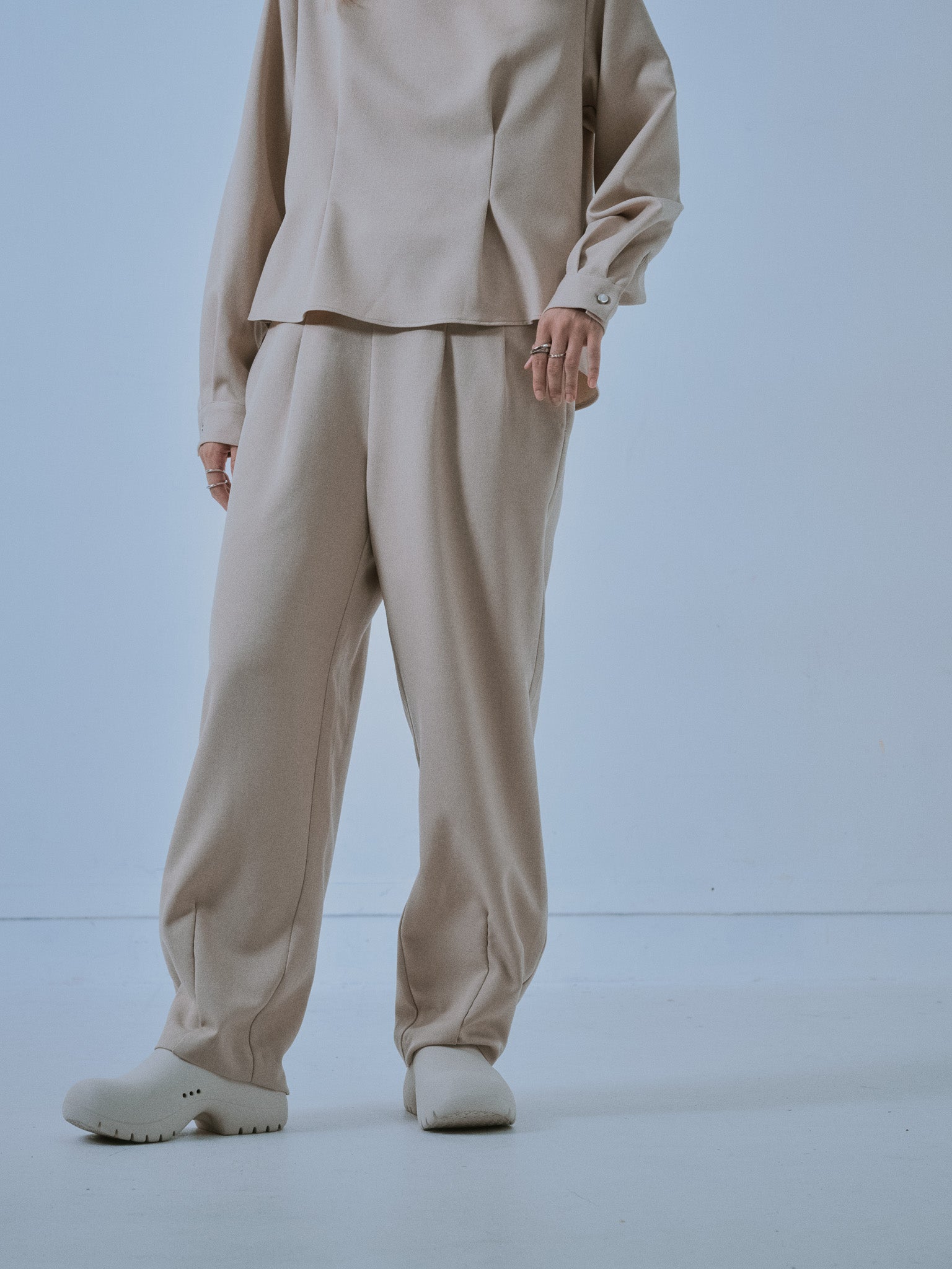 ヘムダーツカーブフォルムパンツ [608329] light beige