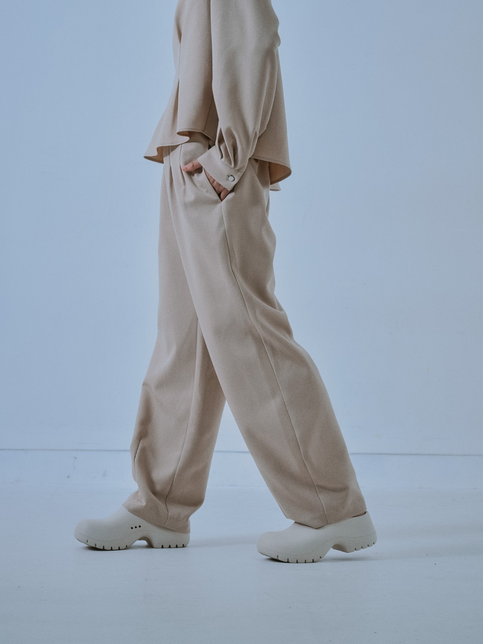ヘムダーツカーブフォルムパンツ [608329] light beige