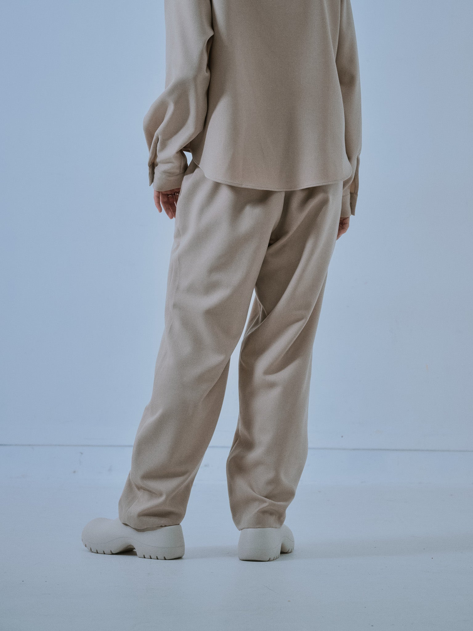 ヘムダーツカーブフォルムパンツ [608329] light beige