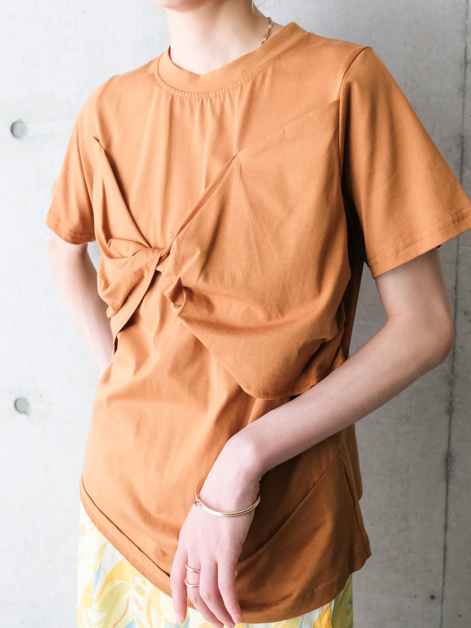 【予約商品】フロントツイストアシメヘムトップス [601325] camel