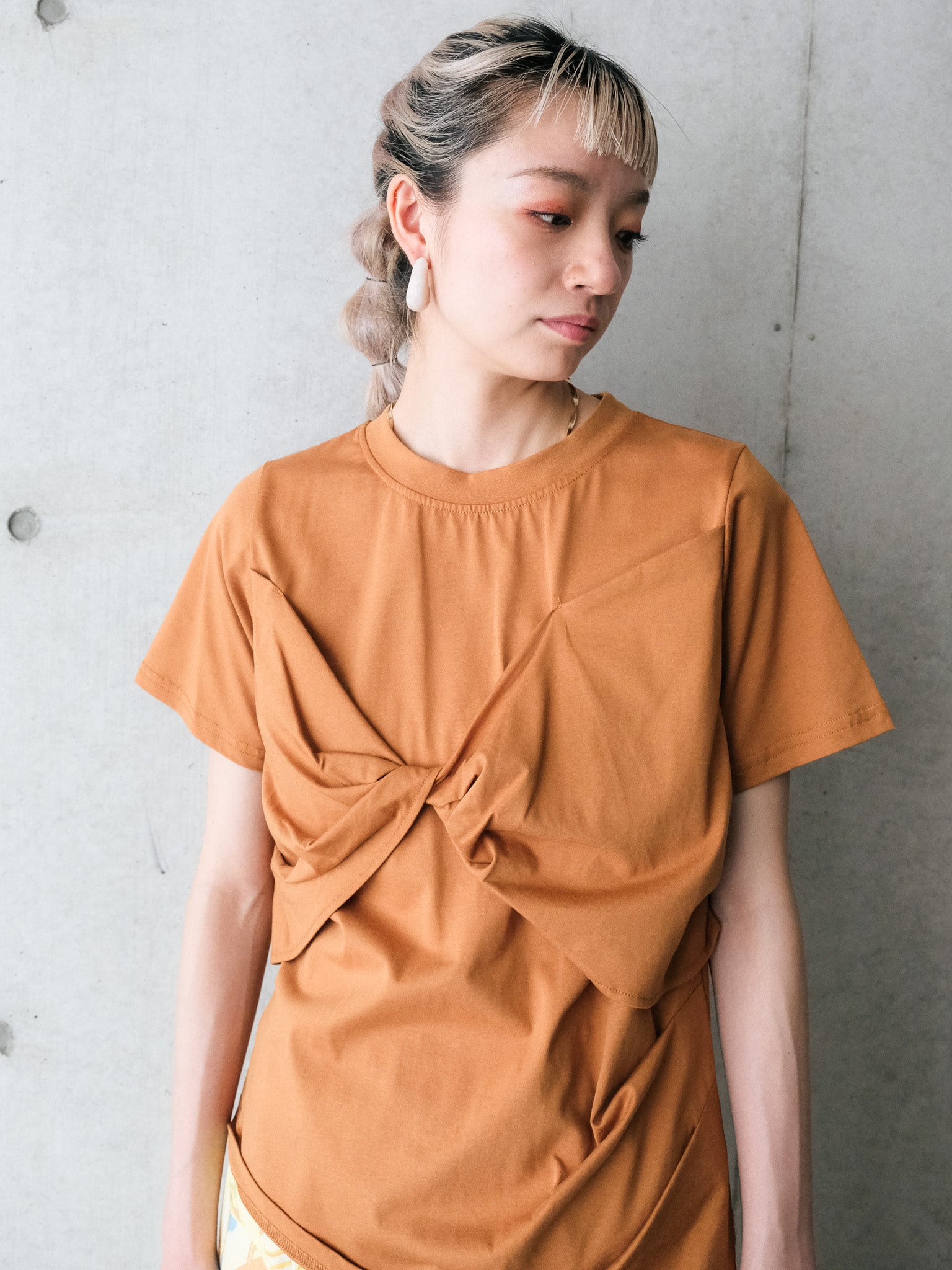 【予約商品】フロントツイストアシメヘムトップス [601325] camel