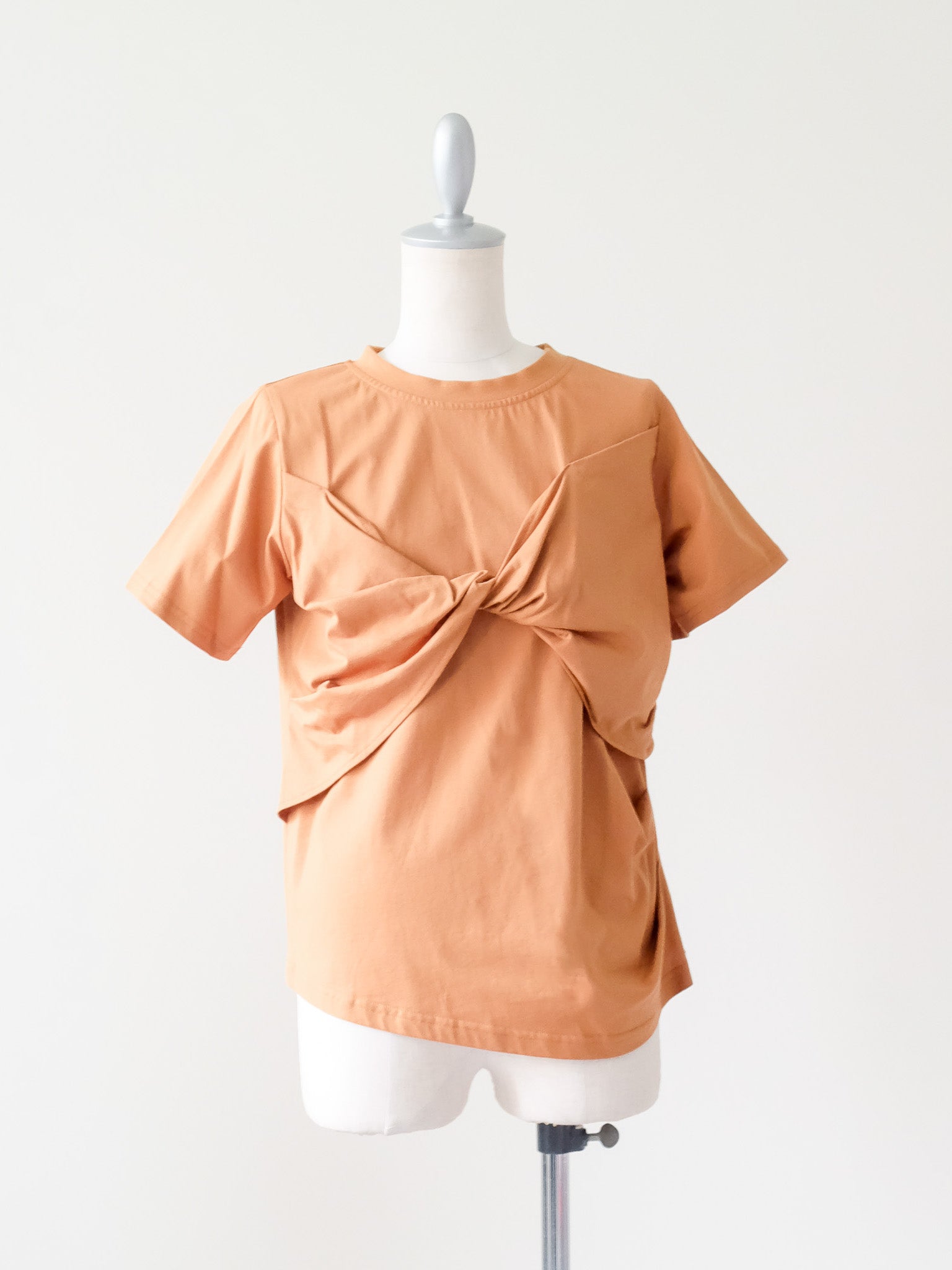 【予約商品】フロントツイストアシメヘムトップス [601325] camel
