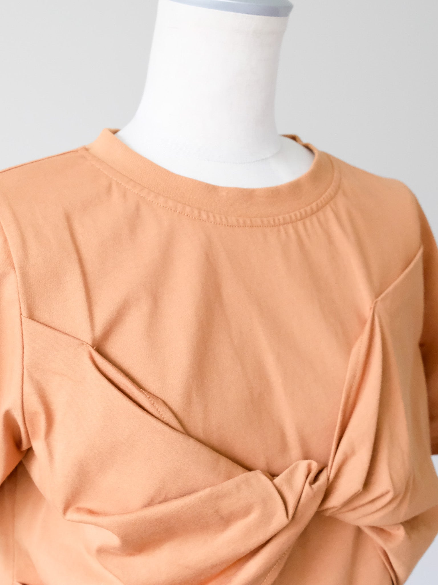 【予約商品】フロントツイストアシメヘムトップス [601325] camel