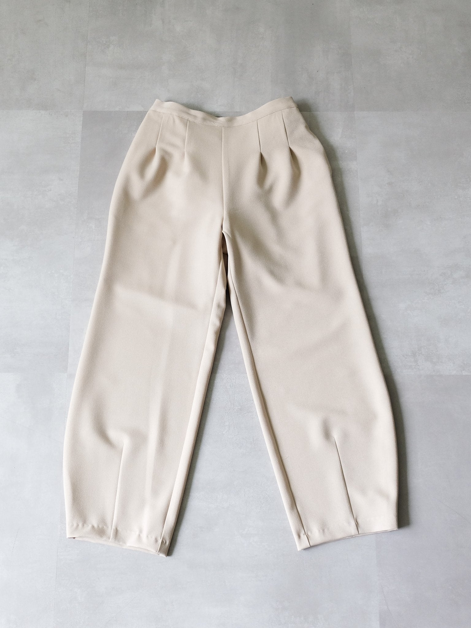 ヘムダーツカーブフォルムパンツ [608329] light beige